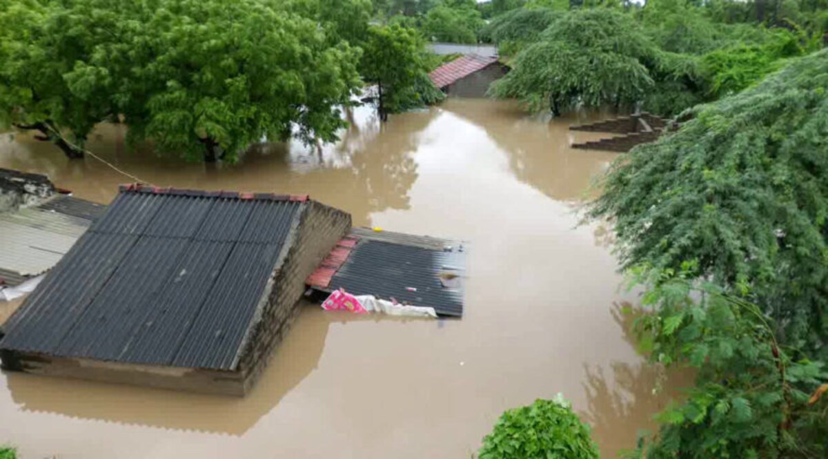 બનાસકાંઠાના રામપુરામાં આભ ફાટ્યું, 10 ફૂટ પાણીમાં ઘરો ડૂબી જતા ગ્રામજનો સ્કૂલમાં આશરો લેવા મજબૂર gujarattak