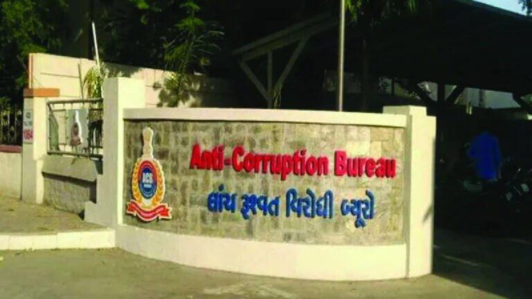 બોલો… 34,000 પગાર અને ચાલુ નોકરીએ 8,000ની લાંચ લેવા કોર્પોરેશનનો ક્લાર્ક પાનના ગલ્લે ગયો અને… gujarattak