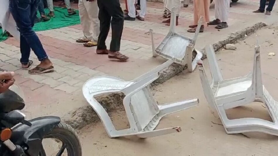 બનાસકાંઠામાં BJPના નમો પંચાયત કાર્યક્રમનો વિરોધ, વિફરેલા ગૌપ્રેમી-ખેડૂતોએ ખુરશીઓ ઉછાળી gujarattak