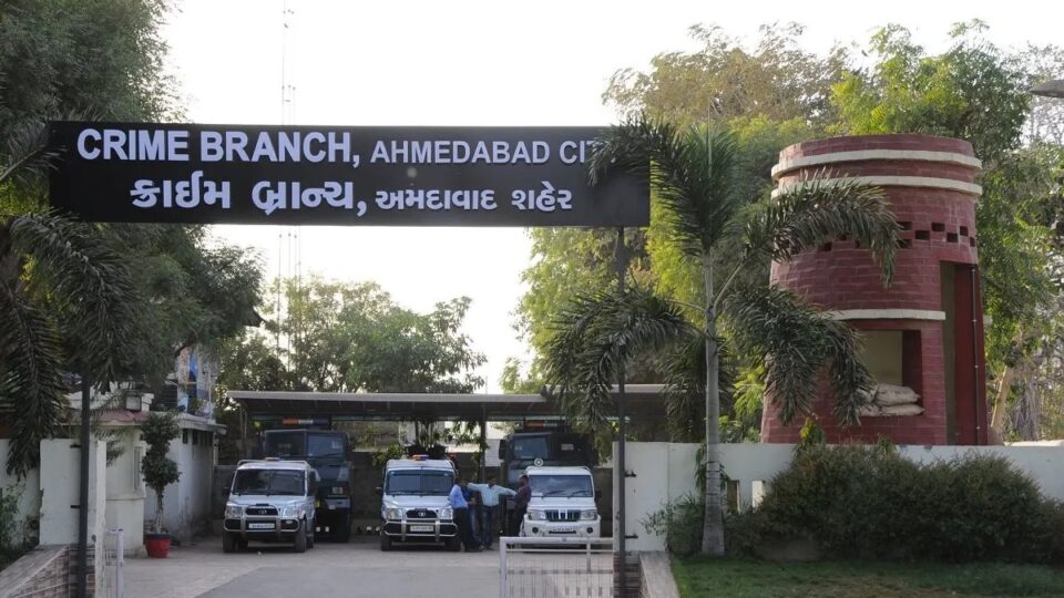 અમદાવાદ કોટ વિસ્તારમાંથી પાકિસ્તાની જાસૂસ ઝડપાયો, શહેરમાં રહીને આ રીતે પાકિસ્તાનને મદદ કરતો gujarattak