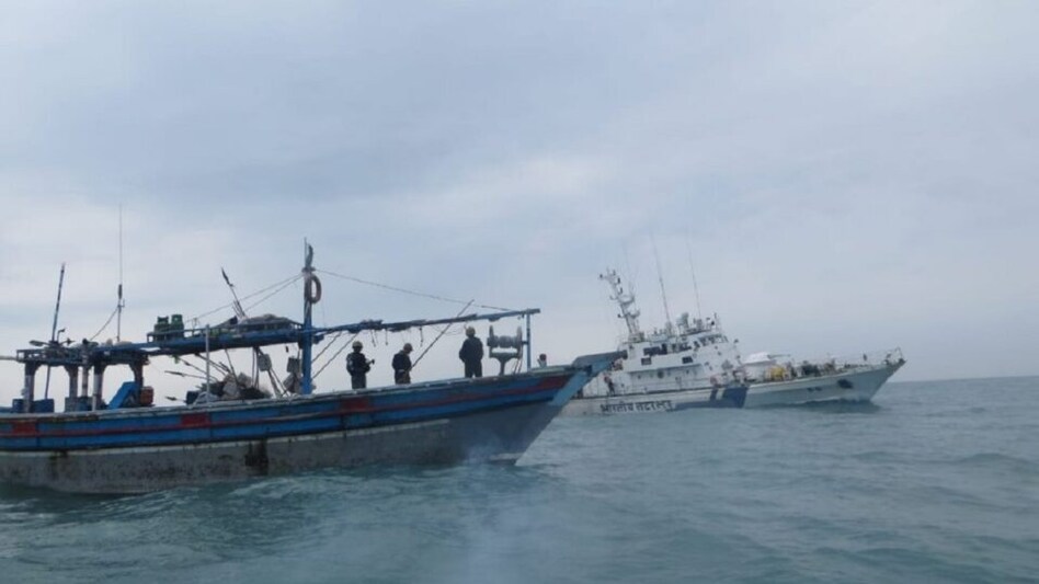 ગુજરાતના દરિયામાંથી ફરી રૂ.200 કરોડનું ડ્રગ્સ પકડાયું, પાકિસ્તાની બોટ સાથે 6 ક્રૂ મેમ્બર ઝડપાયા gujarattak