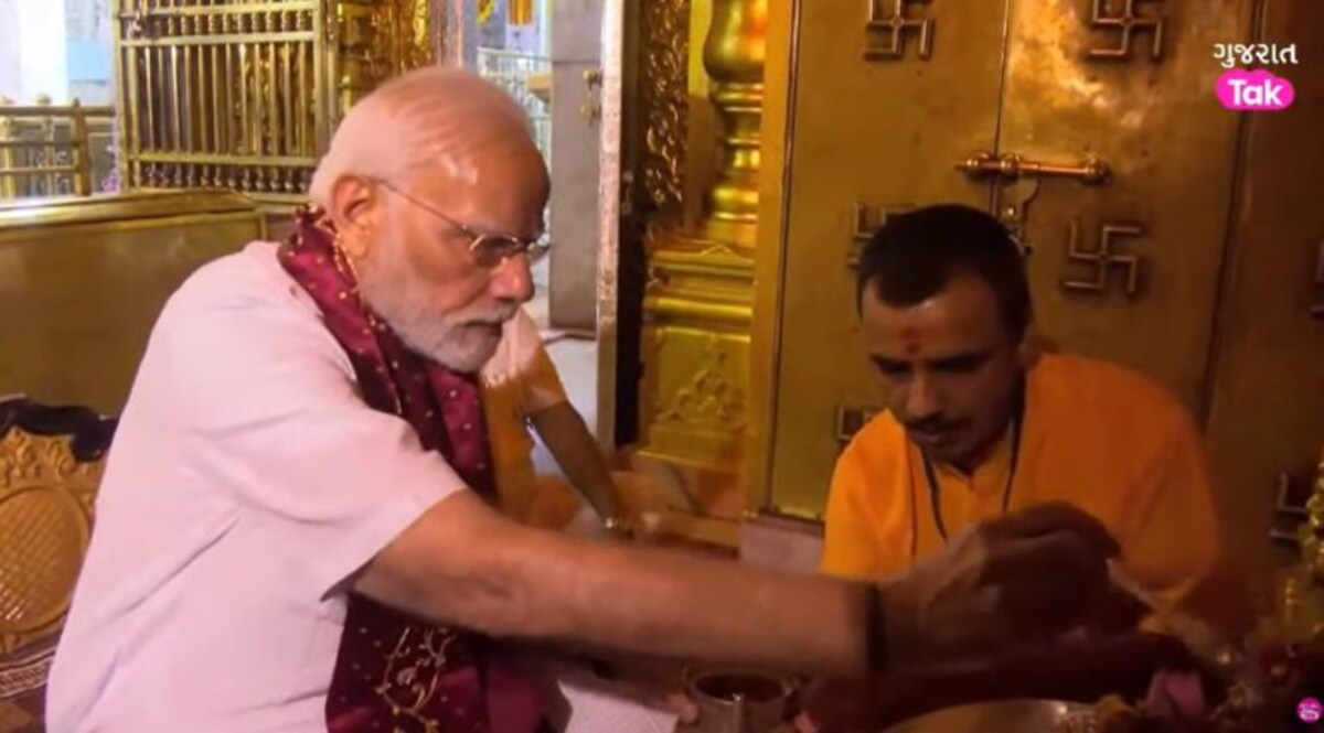 નવરાત્રીના પવિત્ર અવસરે PM મોદીએ માતા અંબાની વિશેષ પૂજા કરી, ગબ્બર ખાતે મહાઆરતીમાં ભાગ લીધો gujarattak