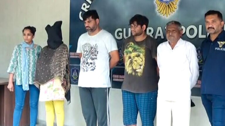 વિદેશ જવા ઇચ્છુક લોકો સાથે ફ્રોડ કરતી ટોળકી ઝડપાઇ, પાટીદારોને બનાવ્યા હતા ટાર્ગેટ gujarattak