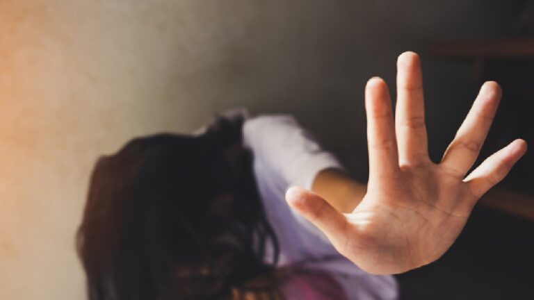 અ’વાદનાં શિક્ષકે વિદ્યાર્થીની પાસે અશ્લિલ ફોટોઝ માંગ્યા, શાળાએ ગંભીરતાથી ન લેતા વાલીઓમાં રોષ gujarattak