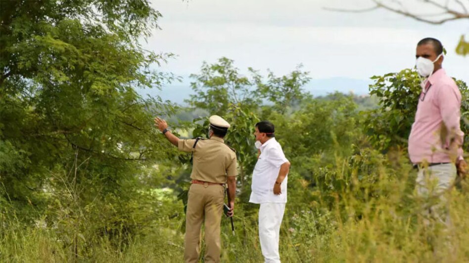 SURAT માં પ્રેમી સાથે બેઠેલી યુવતીને 5 યુવકો ખેતરમાં ઘસડી ગયા અને… gujarattak