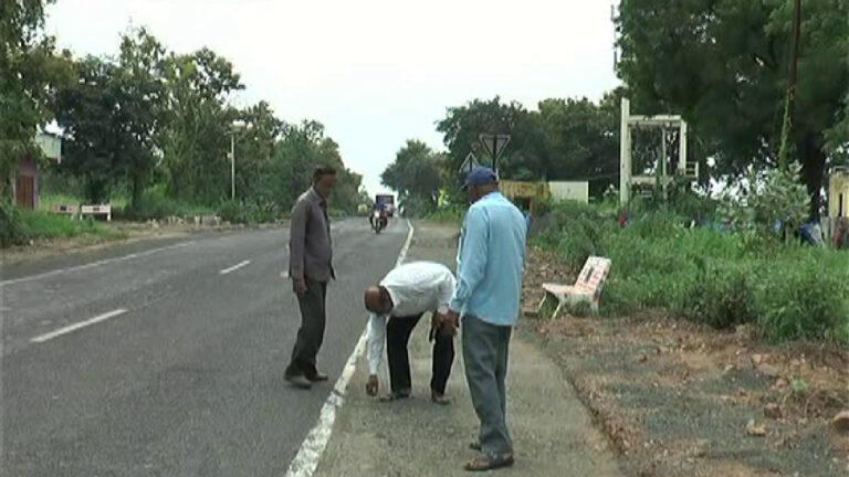મહીસાગર જિલ્લામાં રોડ બન્યો એ પહેલા જ લાગ્યો ભ્રષ્ટાચારનો આરોપ, તંત્રએ કર્યો બચાવ mahisagar road