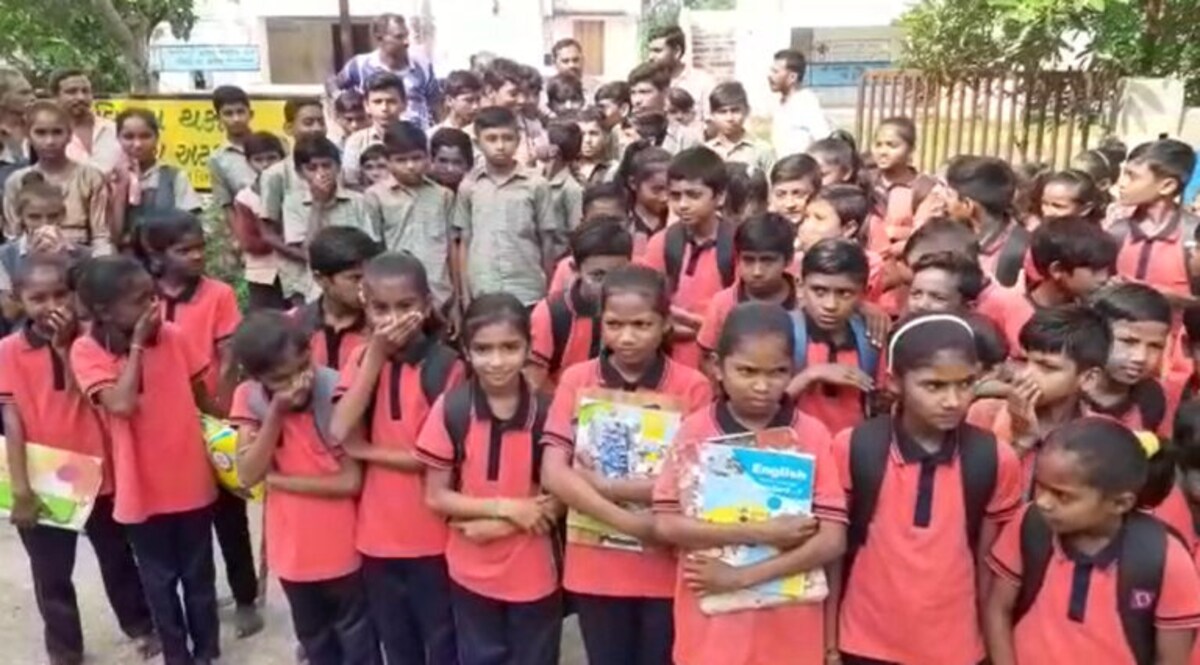 આ તે કેવી મજબૂરી? લમ્પીગ્રસ્ત મૃત પશુઓના ઢગલા નજીક ભણતા બાળકોએ કર્યો શિક્ષણનો બહિષ્કાર gujarattak