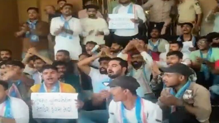 NSUI દ્વારા RSSના કાર્યક્રમનો અશોભનીય વિરોધ, નવી દિવાલો પર કલર સ્પ્રે કરી બગાડી દીધી gujarattak