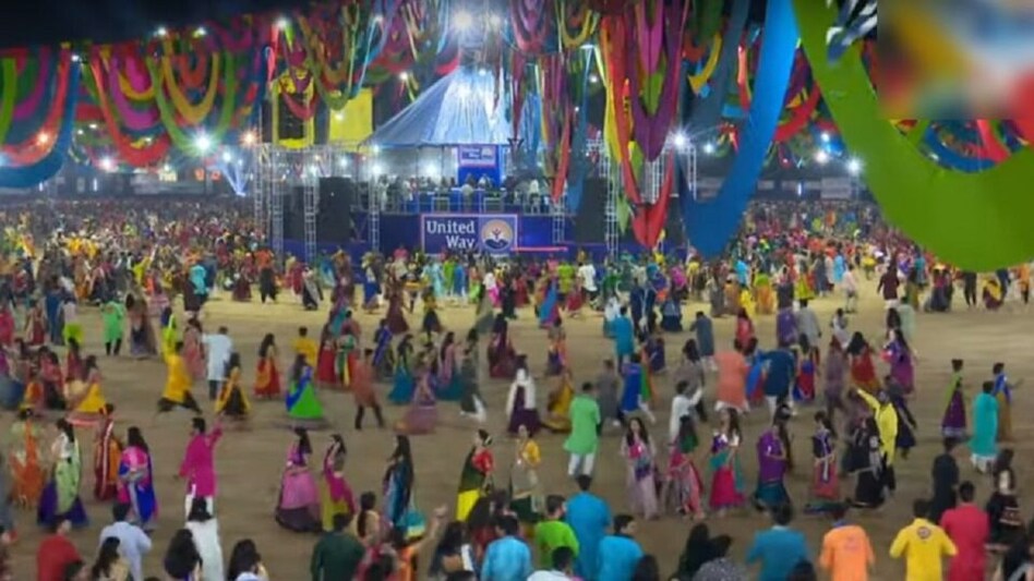 યુનાઇટેડ વેના ગરબામાં બીજા દિવસે પણ ખેલૈયાઓનો હોબાળો, ગાયક અતુલ પુરોહિતને પથ્થર માર્યો gujarattak