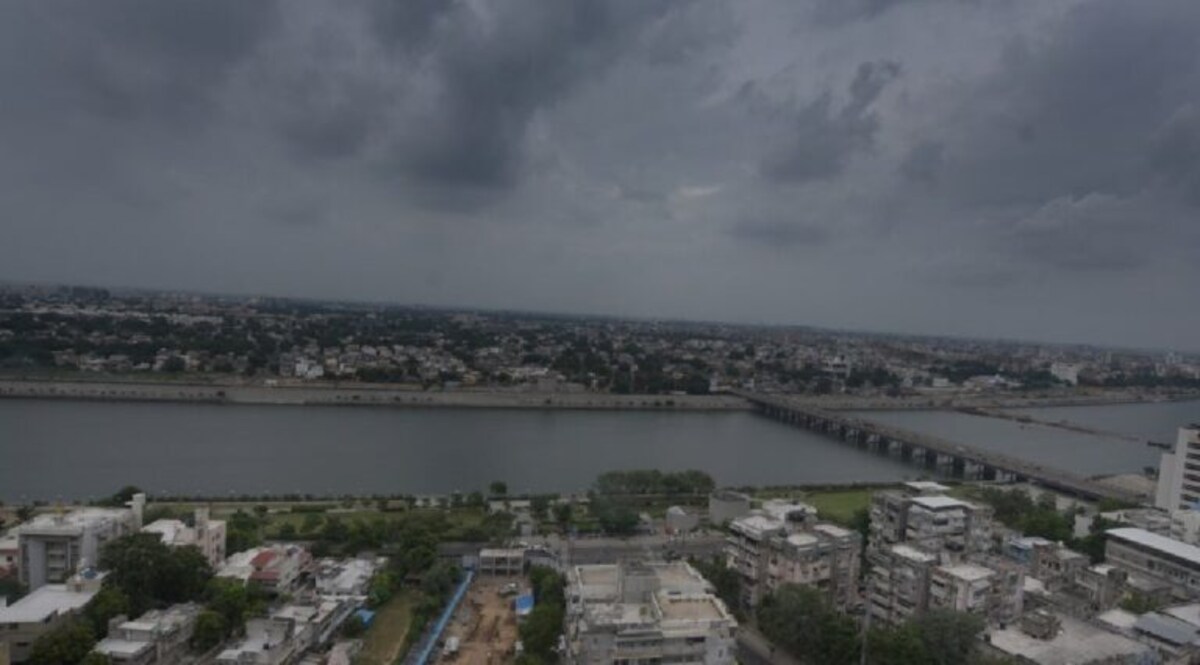 ખેલૈયાઓને રેઈનકોટ પહેરી ગરબા રમવા પડશે? આગામી 3 દિવસ સુધી ધોધમાર વરસાદની આગાહી gujarattak