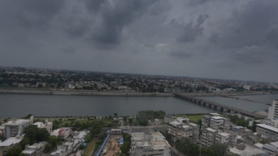 ખેલૈયાઓને રેઈનકોટ પહેરી ગરબા રમવા પડશે? આગામી 3 દિવસ સુધી ધોધમાર વરસાદની આગાહી gujarattak