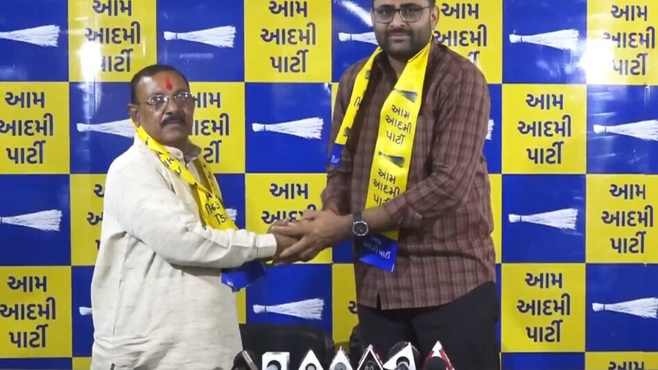 AAPએ કોંગ્રેસમાં પાડ્યો વધુ એક ખેલ, દશેરાના દિવસે આ નેતાએ સમર્થકો સાથે પહેર્યો આપનો ખેસ gujarattak