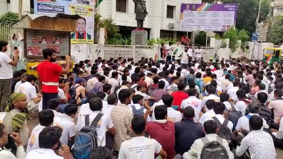 રાજસ્થાનના બેરોજગારો અમદાવાદ પહોંચ્યા, કોંગ્રેસ કાર્યાલય બહાર કર્યો અશોક ગેહલોતનો વિરોધ gujarattak