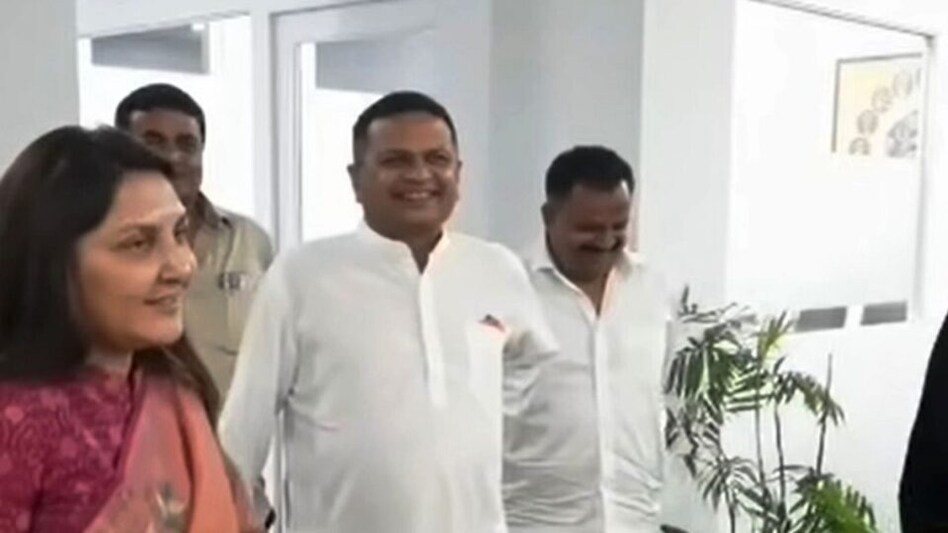 પૂર્વ CM આનંદીબેનના પુત્રી અનાર પટેલની ‘ખોડલધામ નરેશ’ સાથે મુલાકાત, બેઠકમાં શું થઈ ચર્ચા? gujarattak