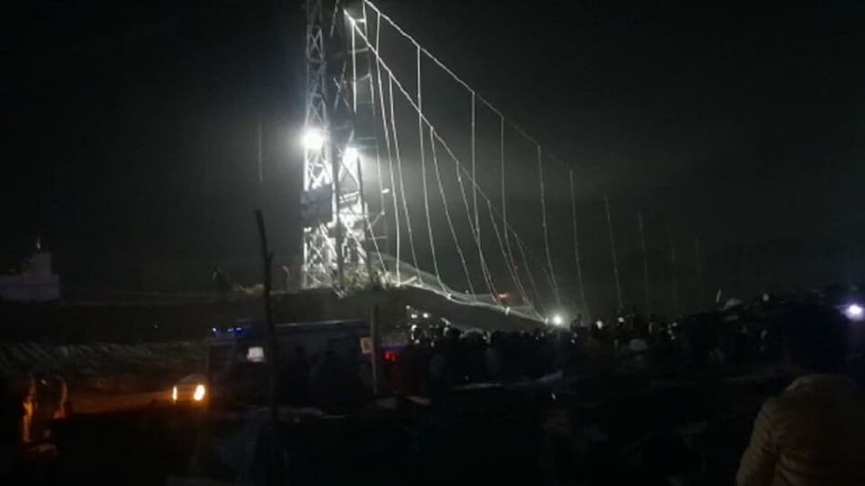 મોરબી દુર્ઘટના: CM અને હર્ષ સંઘવી તાત્કાલિક મોરબી જવા રવાના, બ્રિજ તૂટતા 35નાં મોતની આશંકા gujarattak