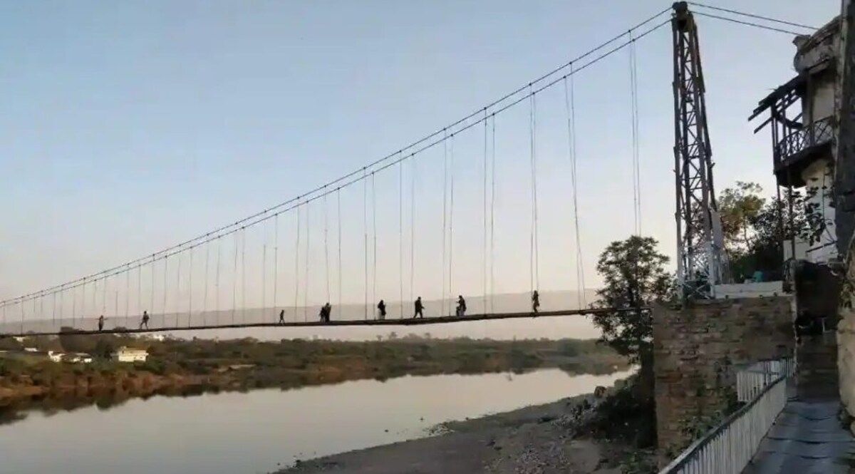 મોરબીના ઝુલતા બ્રિજ પર 100ની કેપેસિટી સામે 500 લોકો પહોંચી ગયા, કોની બેદરકારીથી તૂટ્યો બ્રિજ? gujarattak