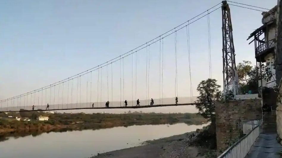 મોરબીના ઝુલતા બ્રિજ પર 100ની કેપેસિટી સામે 500 લોકો પહોંચી ગયા, કોની બેદરકારીથી તૂટ્યો બ્રિજ? gujarattak