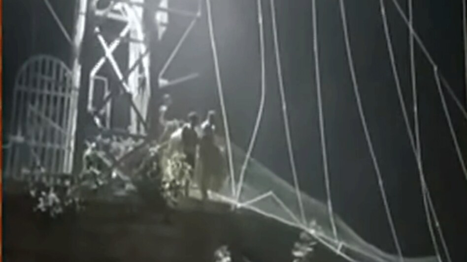 મોરબીમાં ઝુલતો પુલ તુટતા 300 લોકો નદીમાં પડ્યાં, રાહત બચાવકાર્ય શરૂ gujarattak