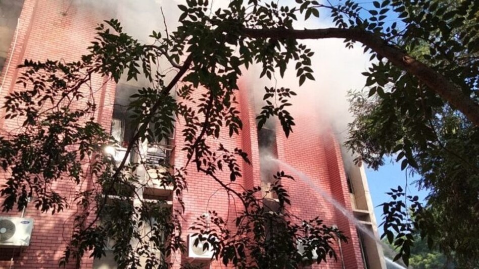 જુના સચિવાલયમાં લાગેલી આગમાં પણ રાજકારણ, કોંગ્રેસે ઉઠાવ્યા સવાલ gujarattak