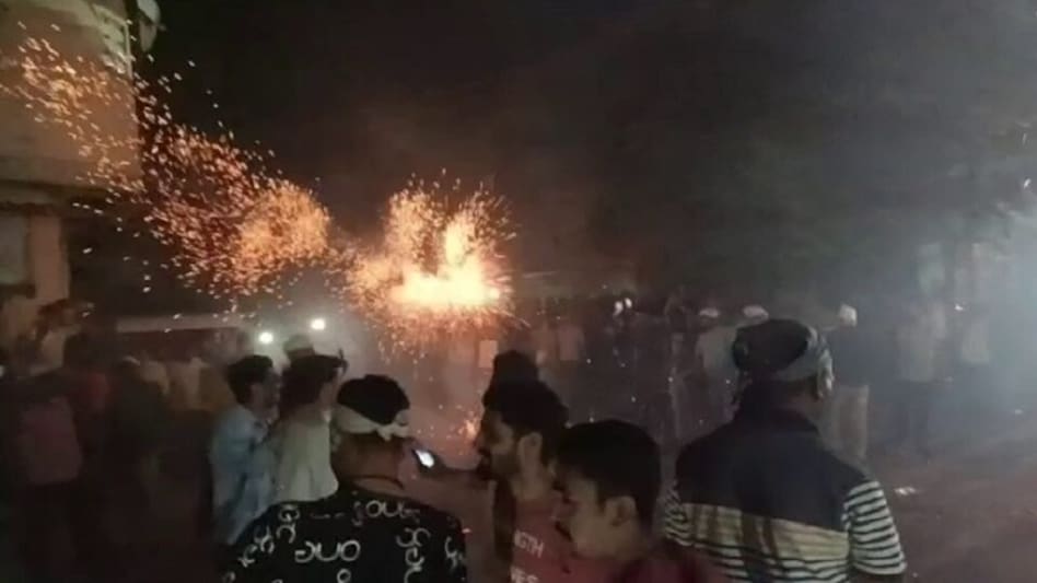 દિવાળીની અનોખી ઉજવણી, ગુજરાતમાં આ શહેરમાં એકબીજા પર દેશી ફટાકડા ફેંકી યુદ્ધ ખેલાય છે gujarattak