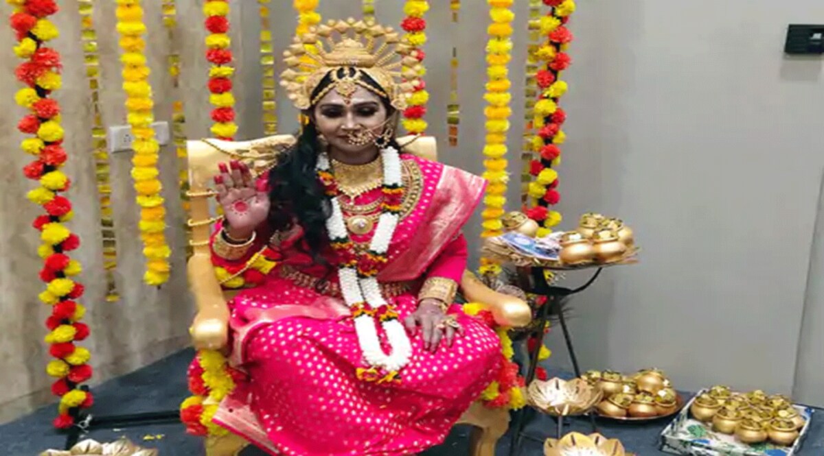 સાક્ષાત લક્ષ્મીજીના હાથે ધનતેરસે સુરતીઓએ ખરીદ્યું સોનું, દર્શન પણ કર્યા gujarattak