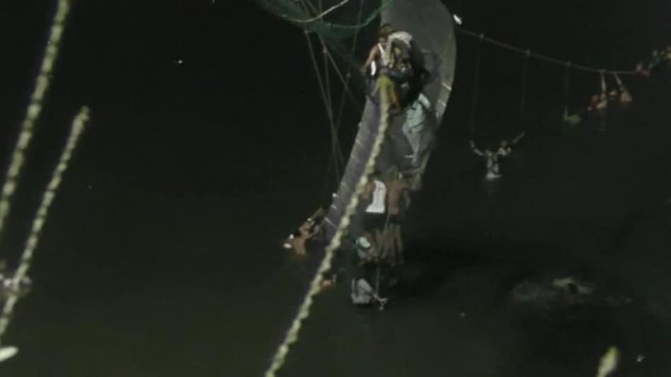 મોરબી દુર્ઘટનાની કરૂણાંતિકાઃ એક જ પરિવારના 8 લોકો પુલ પર હતા; નાના પુત્ર સહિત 3ના મૃત્યું gujarattak