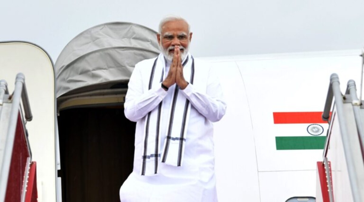 રાજકોટ એરપોર્ટ પર ઉતરતા જ PM મોદી આ બે નેતાના પરિવારને મળીને બે વર્ષ જૂનું ‘ઋણ’ ચૂકવ્યું modi 1