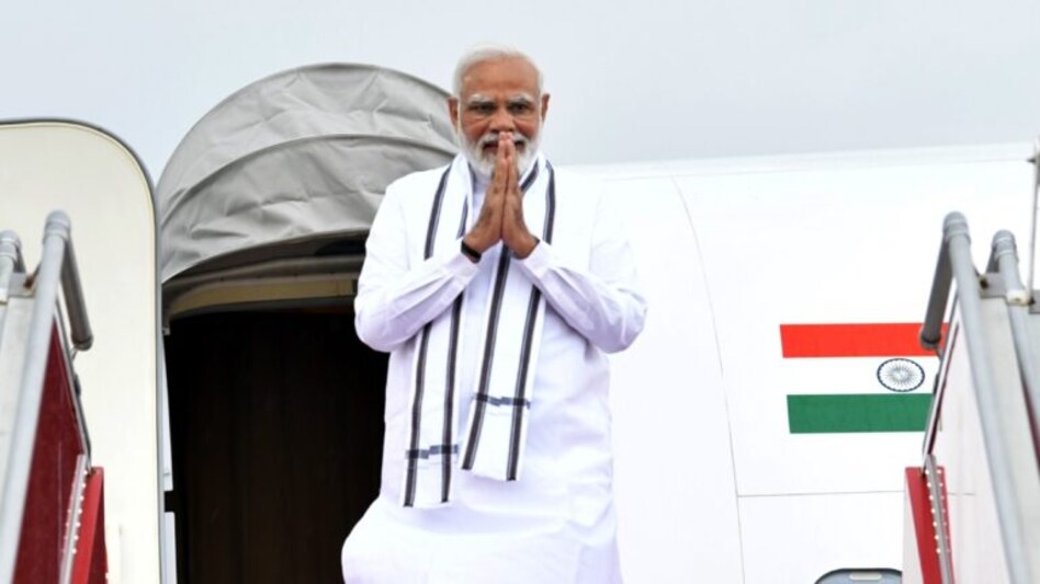 રાજકોટ એરપોર્ટ પર ઉતરતા જ PM મોદી આ બે નેતાના પરિવારને મળીને બે વર્ષ જૂનું ‘ઋણ’ ચૂકવ્યું modi 1