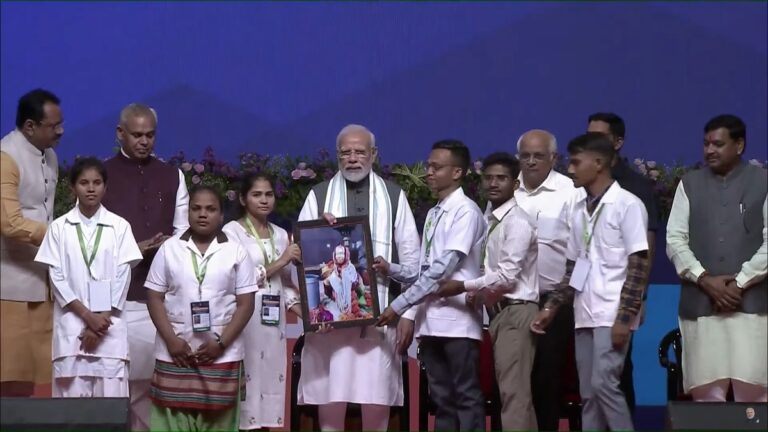 મોદીએ 17 વર્ષ પહેલા આંગળી પકડીને શાળા પ્રવેશોત્સવ કરાવ્યો તેમના જ હાથે થયું PMનું સન્માન કર્યું gujarattak