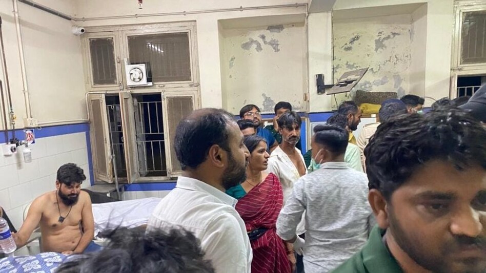 મોરબી: પરિજનોની ચીચીયારીઓથી ગુંજી ઉઠી હોસ્પિટલ, મૃતદેહોમાં સ્વજનને શોધી રહ્યા છે લોકો gujarattak