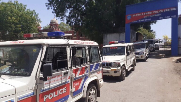 નર્મદામાં ભાજપના કાર્યકર્તાએ કોન્સ્ટેબલને માર્યો માર, મામલો પોલીસ સ્ટેશને પહોંચ્યો gujarattak