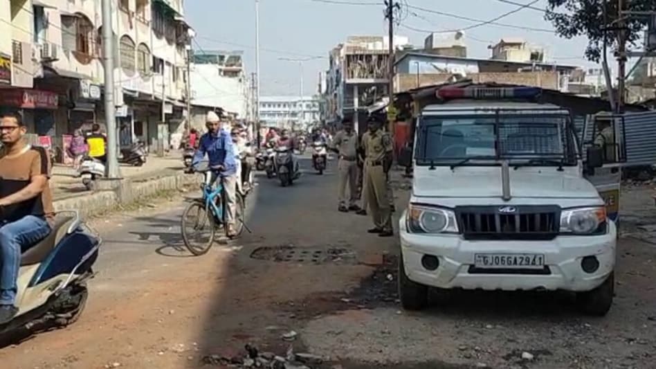 વડોદરા કોમી છમકલું: પહેલા સ્ટ્રીટ લાઈટ બંધ કરી પછી પેટ્રોલ બોમ્બ ફેંક્યા, શું તોફાન અગાઉથી પ્લાન હતું? gujarattak