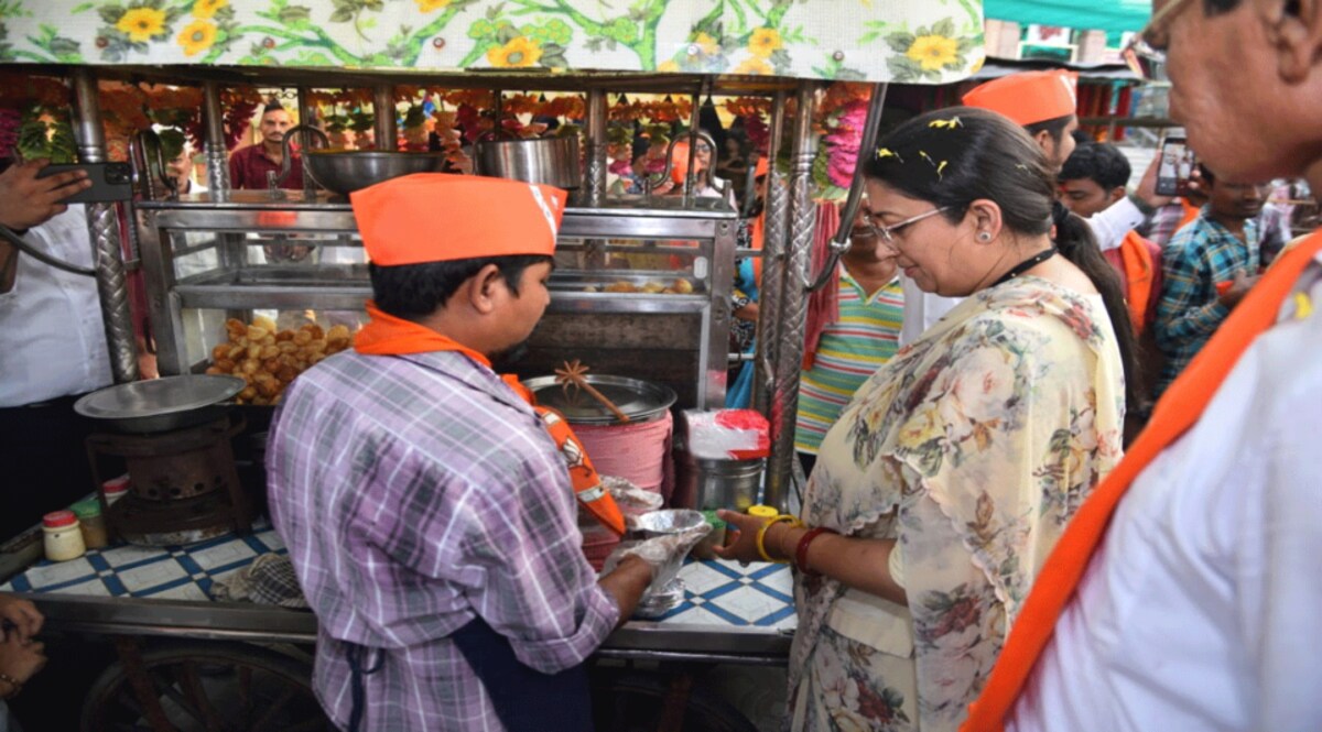 સ્મૃતિ ઇરાની પાણીપુરીની લારી જોઇને તમામ પ્રોટોકોલ તોડીને પહોંચી ગયા gujarattak