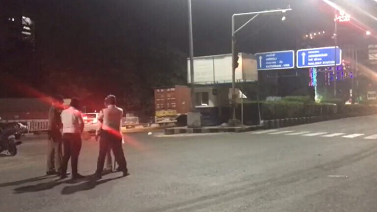 સુરતમાં અડધી રાત્રે ડિમોલીશન, પોલીસના કાફલા વચ્ચે દરગાહ અને મંદિરના દબાણો કરાયા દૂર gujarattak