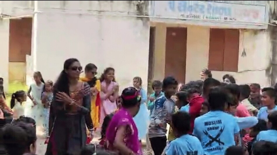 વિવાદ: નડીયાદની એક શાળાએ વિદ્યાર્થીઓને ગરબા માટે બોલાવી તાજીયા કરાવ્યા gujarattak