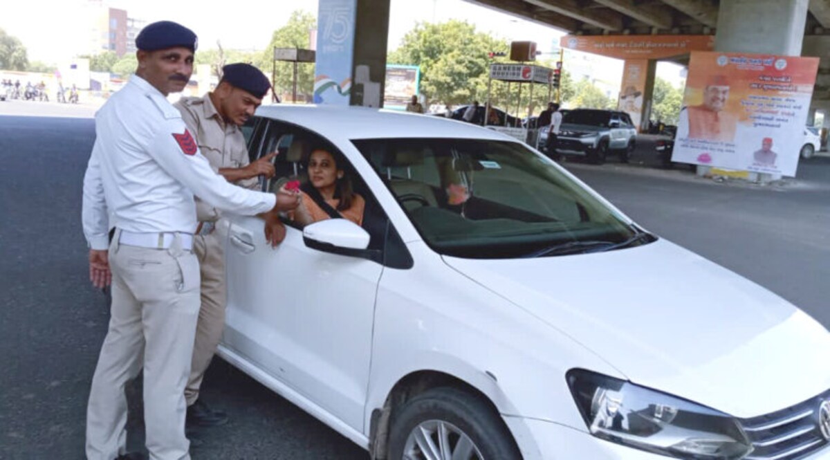 અમદાવાદઃ ટ્રાફિકના નિયમો તોડનારને મળ્યા લાલ ગુલાબ, દંડ નહીં થાય તેવી જાહેરાત પછી વાહન ચાલકો બેફામ gujarattak