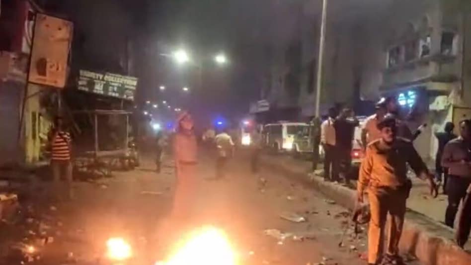 વડોદરાઃ જુઓ Video પોલીસ કર્મચારીઓનો જીવ માંડ બચ્યો, અચાનક આગ ભડકી અને ભાગ્યા gujarattak
