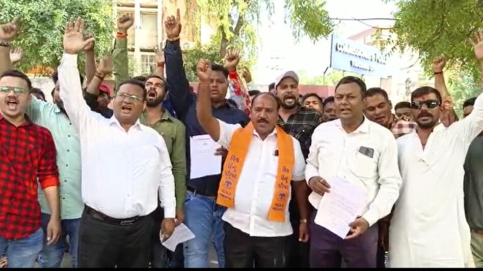 વડોદરામાં તોફાનના કેસમાં પોલીસે હિન્દુ યુવકો પર 307 અંતર્ગત કાર્યવાહી કરી તો VHP થયું નારાજ gujarattak