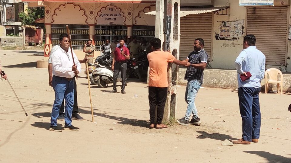 ખેડામાં ગરબામાં પથ્થરમારો કરનારા તોફાની તત્વોને પોલીસે જાહેરમાં આપી થર્ડ ડિગ્રી, VIDEO વાઈરલ gujarattak