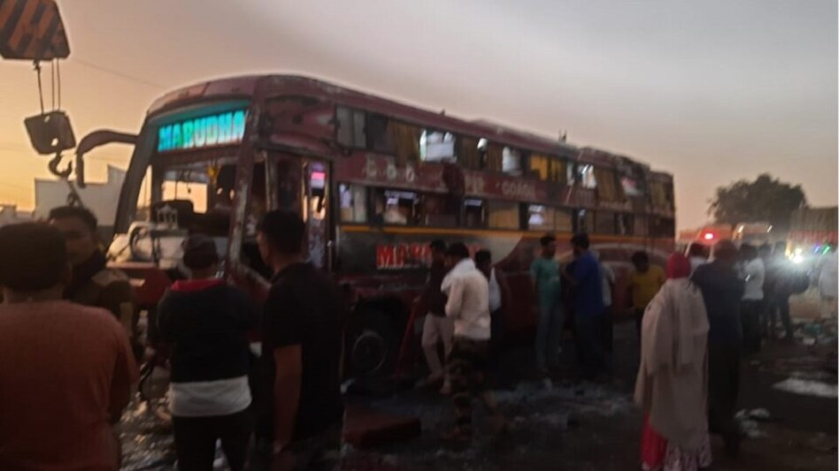 Exclusive CCTV: સિદ્ધપુર હાઈવે પર ડ્રાઈવરને ઝોકુ આવતા લક્ઝરી પલટી, 22 લોકો ઈજાગ્રસ્ત, 4 ગંભીર gujarattak