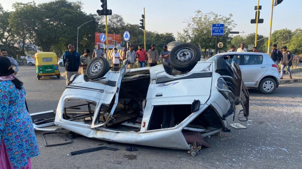 ગાંધીનગરમાં અકસ્માત બાદ વિદ્યાર્થીઓથી ભરેલી સ્કૂલ વાન પકીડું વળી ગઈ, ધ્રૂજાવી દે તેવી તસવીરો સામે આવી gujarattak