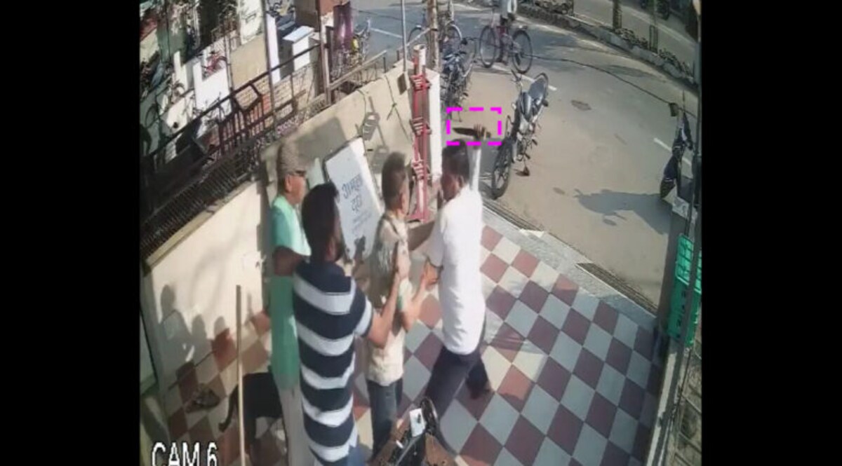 વડોદરામાં ધોળા દિવસે એક રેલ કર્મચારીનો દુકાનદાર પર ચાકુથી હુમલો, જુઓ CCTV gujarattak