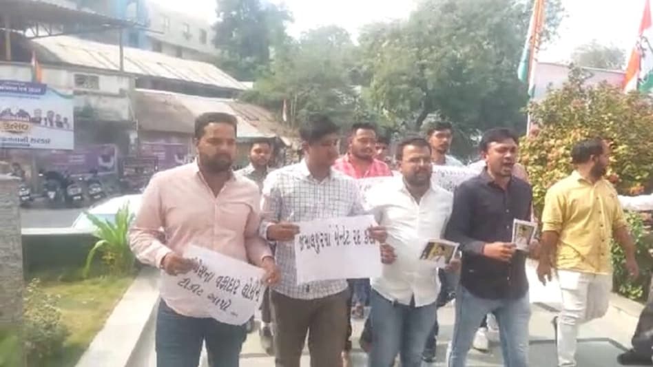 અમદાવાદમાં કોંગ્રેસના કાર્યાલયે તોડફોડ, ટિકિટ વેચવાના આક્ષેપ સાથે ભરતસિંહના પોસ્ટરો સળગાવાયા gujarattak