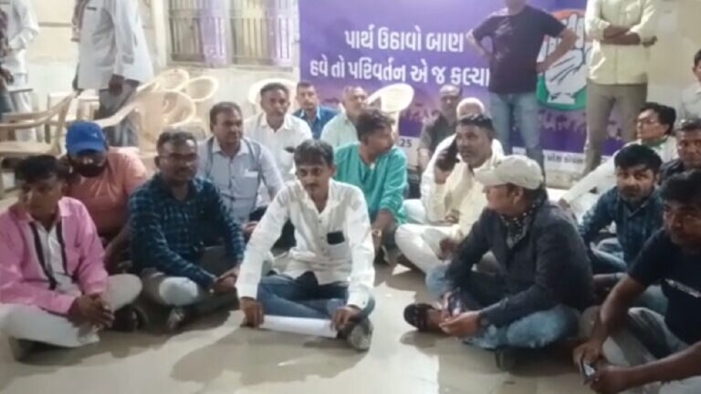 મણાવદરમાં કોંગ્રેસમાં ભૂકંપઃ ઉમેદવારના નામનો વિરોધ, 26ના રાજીનામા પડ્યા gujarattak