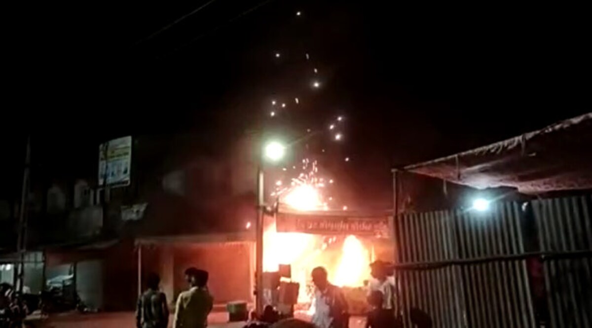 Breaking: મહુવામાં દુકાનોમાં લાગી ભયંકર આગ, વિસ્તારનો વીજ સપ્લાય કરાયો બંધ- Video gujarattak