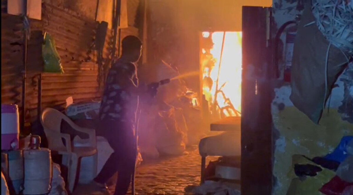 વલસાડમાં ગોડાઉનમાં લાગી આગઃ અફરાતફરી મચીઃ જુઓ Video gujarattak