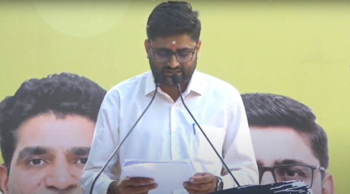 ‘ભાજપ, ભાજપ, ભાજપ’- લખેલી ચીઠ્ઠી ગોપાલ ઈટાલિયાને મોકલી તો સ્ટેજ પરથી શું જવાબ આપ્યો- જુઓ Video gujarattak