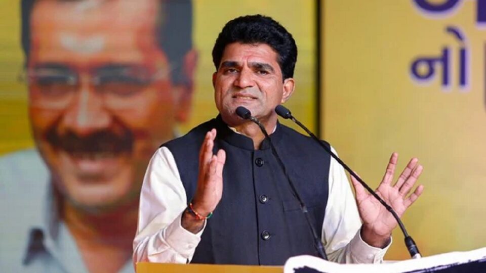 AAPના CM પદના ચહેરા ઈસુદાન ગઢવી કેટલી સંપત્તિના માલિક? પતિ કરતા પત્નીની આવક વધુ gujarattak