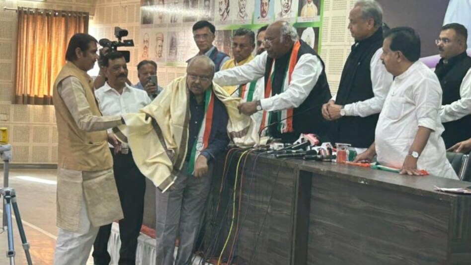 જયનારાયણ વ્યાસ કોંગ્રેસમાં જોડાયા, પાર્ટી અધ્યક્ષ મલ્લિકાર્જુન ખડેગેએ ખેસ પહેરાવ્યો gujarattak