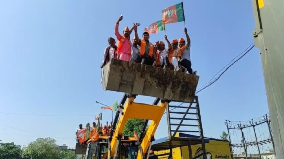 યોગી આદિત્યનાથ ઈફેક્ટ! ગુજરાત ચૂંટણીમાં બુલડોઝરની એન્ટ્રી; BJP કાર્યકરોએ કર્યો અનોખો પ્રચાર gujarattak